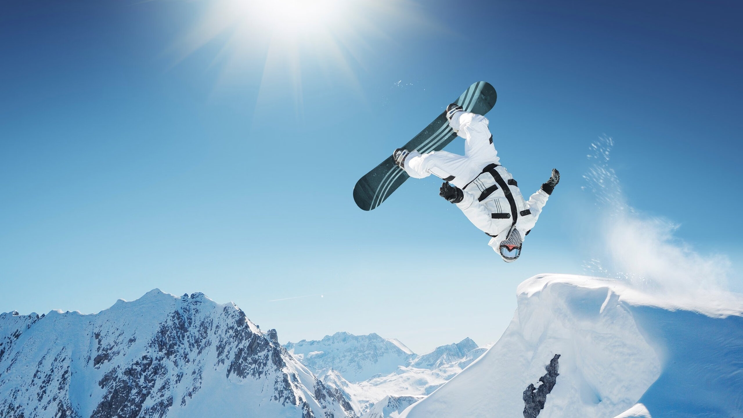 “泥浆飞扬：雨后泥地的疯狂追逐”，泥浆视频